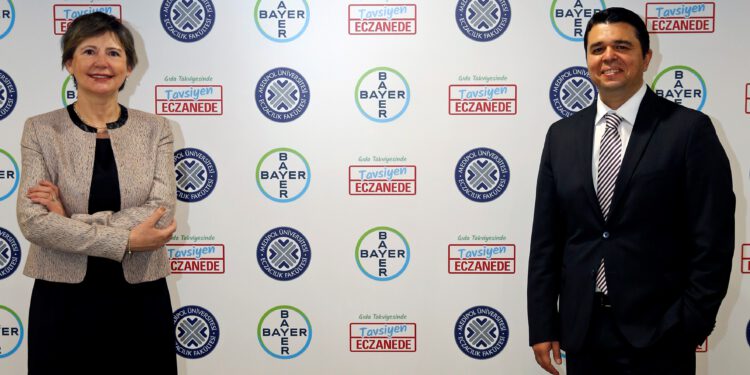 1613024220_stanbul_Medipol___niversitesi_Eczac__l__k_Fak__ltesi_Dekan___Prof._Dr._G__lden_Zehra_Omurtag___Bayer_T__ketici_Sa__l_________lke_M__d__r___Erdem_Kumcu