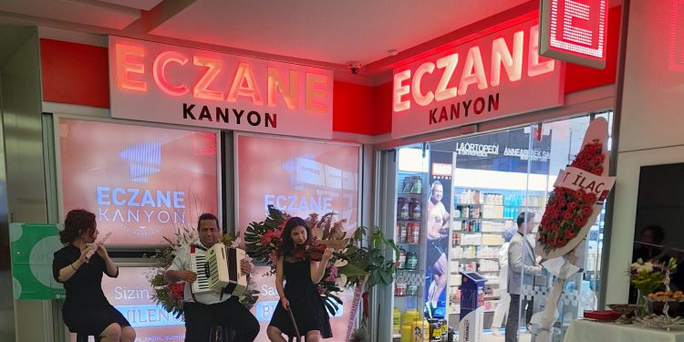 Kanyon Eczanesi yenilenen yüzü ile hizmete girdi