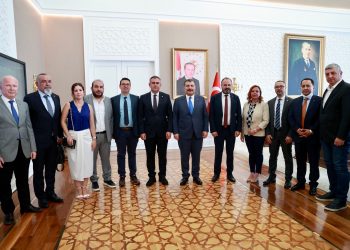 Eczacıların sorunlarını dinleyen Sağlık Bakanı Koca: “Gerekli adımlar atılacaktır”