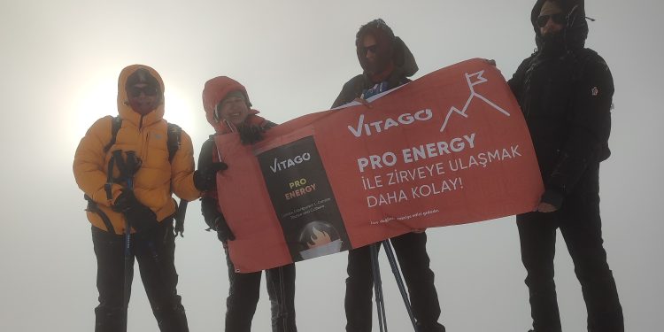 Sporcular Vitago Energy ile Ağrı Dağı Zirvesine Çıktı