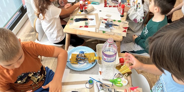 Geri dönüşüm malzemelerinden ‘fotoğraf çerçevesi’ yaptılar