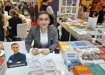 Dr. Mustafa Kalkan, Tüyap Kitap Fuarı’nda kitabını imzaladı