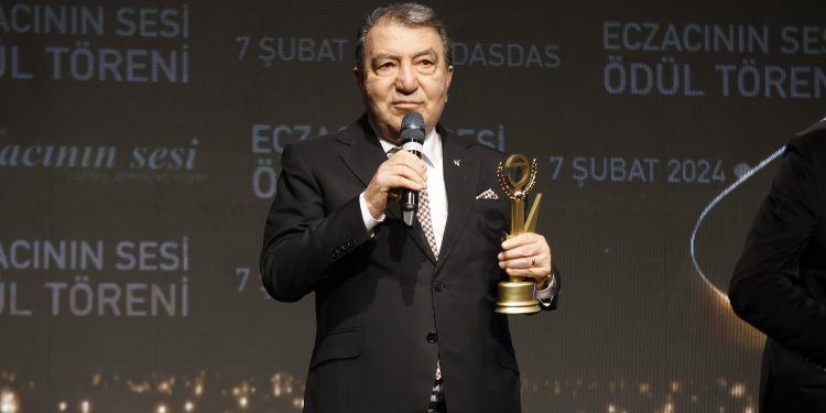 Ecz. Berat Beran’a Yaşam Boyu Onur Ödülü