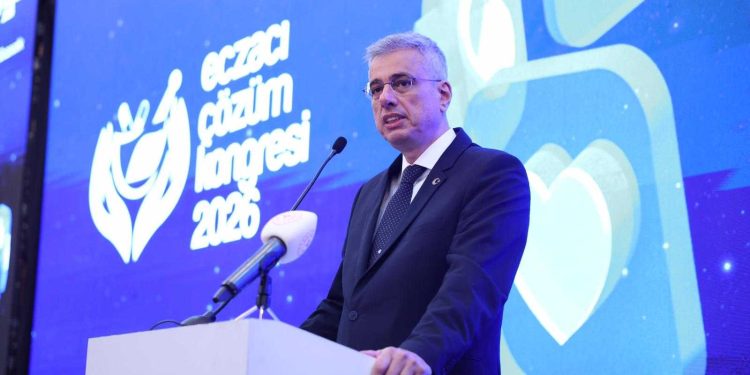 Memişoğlu: Eczacılar vatandaşımızla aramızdaki güven köprüsüdür